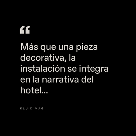 White Spanish text on a black background reads: "Más que una pieza decorativa, la instalación se integra en la narrativa del hotel... Kluìd Mag.